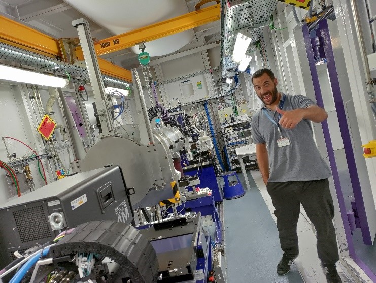 Happy user at the experimental hutch of NCD-SWEET beamline at ALBA